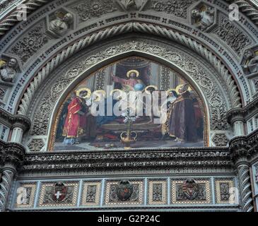 Mosaiken aus über dem Hauptportal Türen von der Basilica di Santa Maria del Fiore, (häufiger 'Duomo' genannt). Florenz, Italien. Drei riesige Bronzetüren, geschmückt mit Szenen aus dem Leben der Madonna. Sie datieren von 1899 bis 1903. Um die Türen sind mehrere Kunstwerke: Mosaike von niccol, der 'Barabino, eine Hälfte - Entlastung von Tito Sarrocchi, und eine Reihe von Nischen und Büsten. Der Dom wurde 1296 auf der Grundlage von Arnolfo di Cambio Design begonnen, wurde aber erst 1436, als Filippo Brunelleschi Dom entwickelt. Eine der größten in Italien Kirchen. Stockfoto