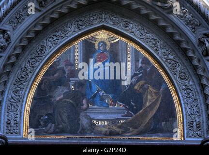 Mosaiken aus über dem Hauptportal Türen von der Basilica di Santa Maria del Fiore, (häufiger 'Duomo' genannt). Florenz, Italien. Drei riesige Bronzetüren, geschmückt mit Szenen aus dem Leben der Madonna. Sie datieren von 1899 bis 1903. Um die Türen sind mehrere Kunstwerke: Mosaike von niccol, der 'Barabino, eine Hälfte - Entlastung von Tito Sarrocchi, und eine Reihe von Nischen und Büsten. Der Dom wurde 1296 auf der Grundlage von Arnolfo di Cambio Design begonnen, wurde aber erst 1436, als Filippo Brunelleschi Dom entwickelt. Eine der größten in Italien Kirchen. Stockfoto