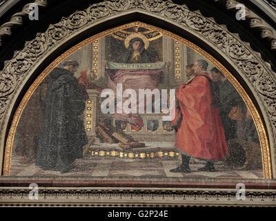 Mosaiken aus über dem Hauptportal Türen von der Basilica di Santa Maria del Fiore, (häufiger 'Duomo' genannt). Florenz, Italien. Drei riesige Bronzetüren, geschmückt mit Szenen aus dem Leben der Madonna. Sie datieren von 1899 bis 1903. Um die Türen sind mehrere Kunstwerke: Mosaike von niccol, der 'Barabino, eine Hälfte - Entlastung von Tito Sarrocchi, und eine Reihe von Nischen und Büsten. Der Dom wurde 1296 auf der Grundlage von Arnolfo di Cambio Design begonnen, wurde aber erst 1436, als Filippo Brunelleschi Dom entwickelt. Eine der größten in Italien Kirchen. Stockfoto