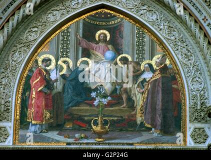 Mosaiken aus über dem Hauptportal Türen von der Basilica di Santa Maria del Fiore, (häufiger 'Duomo' genannt). Florenz, Italien. Drei riesige Bronzetüren, geschmückt mit Szenen aus dem Leben der Madonna. Sie datieren von 1899 bis 1903. Um die Türen sind mehrere Kunstwerke: Mosaike von niccol, der 'Barabino, eine Hälfte - Entlastung von Tito Sarrocchi, und eine Reihe von Nischen und Büsten. Der Dom wurde 1296 auf der Grundlage von Arnolfo di Cambio Design begonnen, wurde aber erst 1436, als Filippo Brunelleschi Dom entwickelt. Eine der größten in Italien Kirchen. Stockfoto