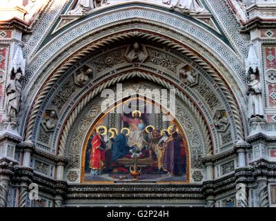 Mosaiken aus über dem Hauptportal Türen von der Basilica di Santa Maria del Fiore, (häufiger 'Duomo' genannt). Florenz, Italien. Drei riesige Bronzetüren, geschmückt mit Szenen aus dem Leben der Madonna. Sie datieren von 1899 bis 1903. Um die Türen sind mehrere Kunstwerke: Mosaike von niccol, der 'Barabino, eine Hälfte - Entlastung von Tito Sarrocchi, und eine Reihe von Nischen und Büsten. Der Dom wurde 1296 auf der Grundlage von Arnolfo di Cambio Design begonnen, wurde aber erst 1436, als Filippo Brunelleschi Dom entwickelt. Eine der größten in Italien Kirchen. Stockfoto