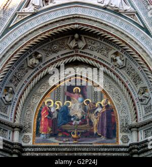 Mosaiken aus über dem Hauptportal Türen von der Basilica di Santa Maria del Fiore, (häufiger 'Duomo' genannt). Florenz, Italien. Drei riesige Bronzetüren, geschmückt mit Szenen aus dem Leben der Madonna. Sie datieren von 1899 bis 1903. Um die Türen sind mehrere Kunstwerke: Mosaike von niccol, der 'Barabino, eine Hälfte - Entlastung von Tito Sarrocchi, und eine Reihe von Nischen und Büsten. Der Dom wurde 1296 auf der Grundlage von Arnolfo di Cambio Design begonnen, wurde aber erst 1436, als Filippo Brunelleschi Dom entwickelt. Eine der größten in Italien Kirchen. Stockfoto