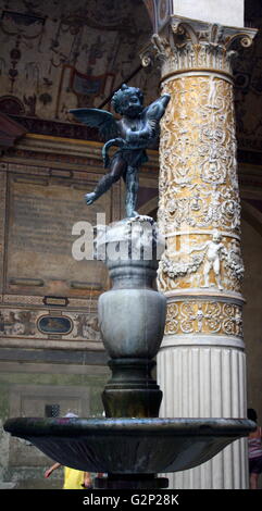 Interior Detail aus dem Palazzo Vecchio, Florenz, Italien. Eine massive, romanische Festung - Palast wurde vom Architekten Arnolfo di Cambio. Intern werden die ersten Hof wurde im Jahre 1453 von Michelozzo entworfen. In den Stichkappen und rund um den Hof sind Wappen der Kirche und Stadt Gilden. In der Mitte, der Porphyr Brunnen wird von Battista del Tadda. Dieses Bild zeigt den Brunnen. Stockfoto