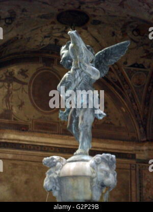 Interior Detail aus dem Palazzo Vecchio, Florenz, Italien. Eine massive, romanische Festung - Palast wurde vom Architekten Arnolfo di Cambio. Intern werden die ersten Hof wurde im Jahre 1453 von Michelozzo entworfen. In den Stichkappen und rund um den Hof sind Wappen der Kirche und Stadt Gilden. In der Mitte, der Porphyr Brunnen wird von Battista del Tadda. Dieses Bild zeigt den Brunnen. Stockfoto