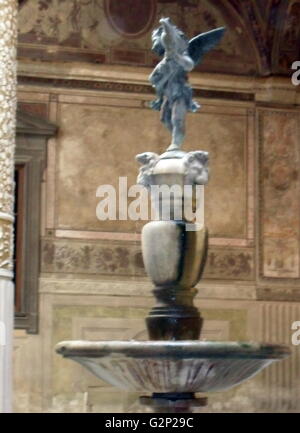 Interior Detail aus dem Palazzo Vecchio, Florenz, Italien. Eine massive, romanische Festung - Palast wurde vom Architekten Arnolfo di Cambio. Intern werden die ersten Hof wurde im Jahre 1453 von Michelozzo entworfen. In den Stichkappen und rund um den Hof sind Wappen der Kirche und Stadt Gilden. In der Mitte, der Porphyr Brunnen wird von Battista del Tadda. Dieses Bild zeigt den Brunnen. Stockfoto