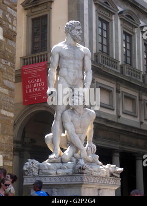 Weißer Marmor Skulptur von Herkules und Cacus durch Florentiner Künstler Baccio Bandinelli. Auf der Piazza della Signoria, Florenz, Italien. Circa 1533. Der Halbgott Herkules in einem Moment der Pause nach dem Sieg über Cacus. Stockfoto