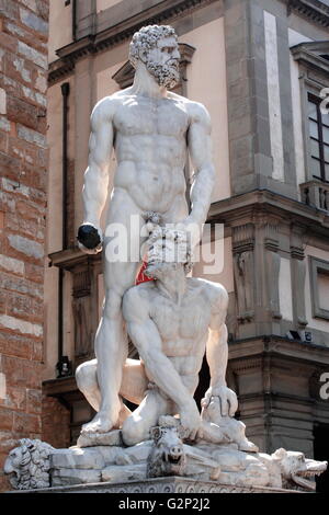 Weißer Marmor Skulptur von Herkules und Cacus durch Florentiner Künstler Baccio Bandinelli. Auf der Piazza della Signoria, Florenz, Italien. Circa 1533. Der Halbgott Herkules in einem Moment der Pause nach dem Sieg über Cacus. Stockfoto