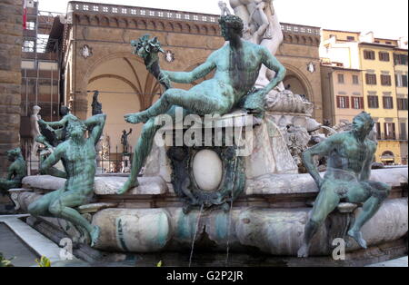 Aus dem Neptunbrunnen auf der Piazza della Signoria (ein Platz vor dem Palazzo Vecchio) Florenz, Italien. Sie wurde 1565 in Betrieb genommen und ist von dem Bildhauer Bartolomeo Ammannati, die Konstruktion war jedoch von Baccio Bandinelli, bevor er starb. Die Skulptur ist von Apuanischen Marmor, und soll die florentinische Herrschaft über das Meer zu vertreten. Es war für eine Hochzeit in Betrieb genommen, und das Gesicht des Neptun ähnelt der von Cosimo I. de' Medici, Herzog von Florenz/Großherzog der Toskana, und Vater des Bräutigams. Stockfoto