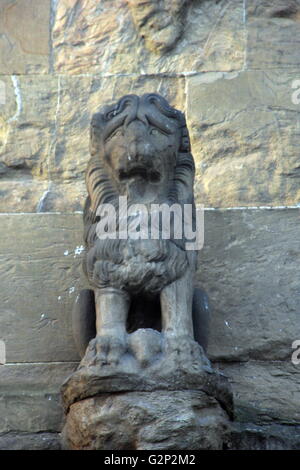 Roman Lion Skulptur in der Loggia della Signoria, Florenz, Italien gefunden. Aus Marmor ca. zweite Jahrhundert ANZEIGE gemacht, aber mit bedeutenden modernen restorationo arbeiten. In Rom entdeckt und von Giovanni Sciarano um 1589 restauriert. Stockfoto