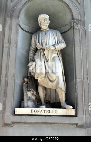 Statue außerhalb der Uffizien in Florenz, Italien. Eines der ältesten Kunstmuseen in der westlichen Welt. Halb figürliche Statuen wie dieser geschlossenen alle über Florenz erscheinen. Statue des Künstlers Donatello. Stockfoto