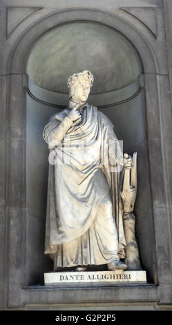 Statue außerhalb der Uffizien in Florenz, Italien. Eines der ältesten Kunstmuseen in der westlichen Welt. Halb figürliche Statuen wie dieser geschlossenen alle über Florenz erscheinen. Statue von Dichter und Schriftsteller Dante Alslighieri. Stockfoto