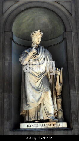 Statue außerhalb der Uffizien in Florenz, Italien. Eines der ältesten Kunstmuseen in der westlichen Welt. Halb figürliche Statuen wie dieser geschlossenen alle über Florenz erscheinen. Statue von Dichter und Schriftsteller Dante Alslighieri. Stockfoto