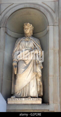 Statue außerhalb der Uffizien in Florenz, Italien. Eines der ältesten Kunstmuseen in der westlichen Welt. Halb figürliche Statuen wie dieser geschlossenen alle über Florenz erscheinen. Statue von Giovanni Boccaccio, italienischer Schriftsteller und Dichter. Stockfoto