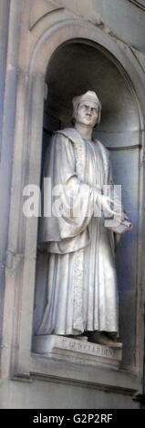 Statue außerhalb der Uffizien in Florenz, Italien. Eines der ältesten Kunstmuseen in der westlichen Welt. Halb figürliche Statuen wie dieser geschlossenen alle über Florenz erscheinen. Statue von Francesco Guicciardini, italienische Historiker und Staatsmann. Stockfoto