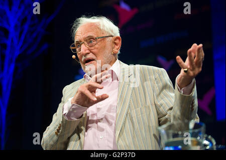 Shakespeare Gelehrter Stanley Wells sprechen auf der Bühne Hay Festival 2016 Stockfoto