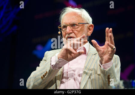 Shakespeare Gelehrter Stanley Wells sprechen auf der Bühne Hay Festival 2016 Stockfoto