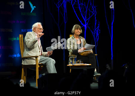 Shakespeare Gelehrter Stanley Wells sprechen auf der Bühne mit Margaret Drabble bei Hay Festival 2016 Stockfoto