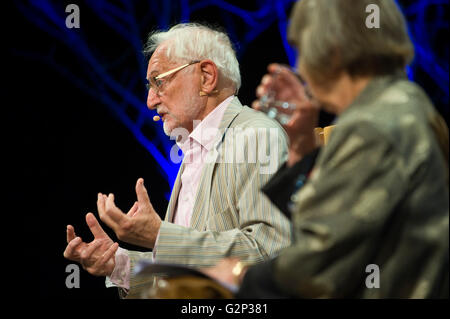 Shakespeare Gelehrter Stanley Wells sprechen auf der Bühne mit Margaret Drabble bei Hay Festival 2016 Stockfoto