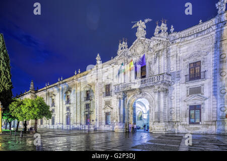 Hauptfassade der Universität Sevilla, ehemals königlichen Tabakfabrik (18. Jh.), Sevilla, Spanien. Stockfoto