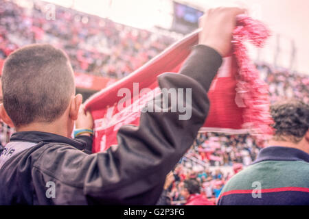 Jungen Fußball-Fan mit seinem Schal. Ramon Sanchez-Pizjuan Stadion, Sevilla, Spanien Stockfoto