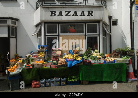 Der Pub war geschlossen und hieß früher Huntsman (Buntglasfenster), heute ist ein lokaler Gemüseladen, in dem Obst und Gemüse und andere kleine Dinge verkauft werden. Jetzt Basar genannt. Cornwall England 2016 2010er Jahre UK HOMER SYKES. Stockfoto