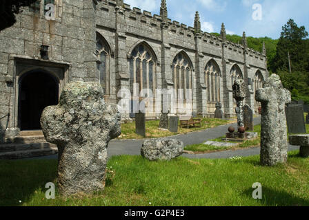 St. Neot Cornwall Celtic Cross auf dem Friedhof. 2016 GROSSBRITANNIEN HOMER SYKES IN DEN 2010ER JAHREN Stockfoto