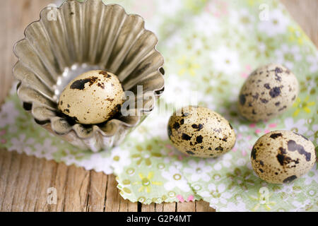 Wachteleier mit kleinen Metall Backen Formen auf Tisch Stockfoto