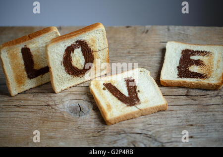 Toastbrot mit dem Wort Liebe gemalt mit Haselnuss Schokolade Verbreitung Stockfoto