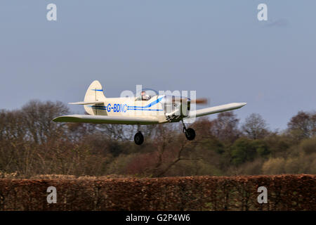 Taylor Eindecker G-BDNC landet auf dem Breighton Flugplatz Stockfoto