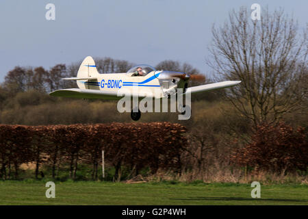 Taylor Eindecker G-BDNC landet auf dem Breighton Flugplatz Stockfoto