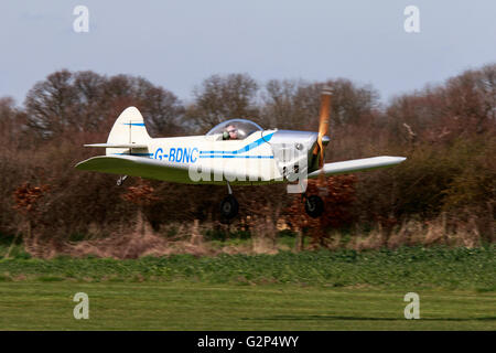 Taylor Eindecker G-BDNC landet auf dem Breighton Flugplatz Stockfoto