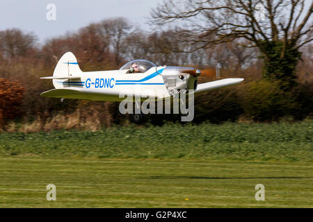 Taylor Eindecker G-BDNC landet auf dem Breighton Flugplatz Stockfoto