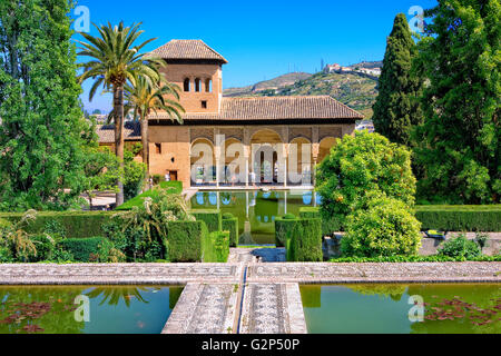 Damen-Turm (Torre de Las Damas) und Gärten des Partal im Alhambra Stockfoto