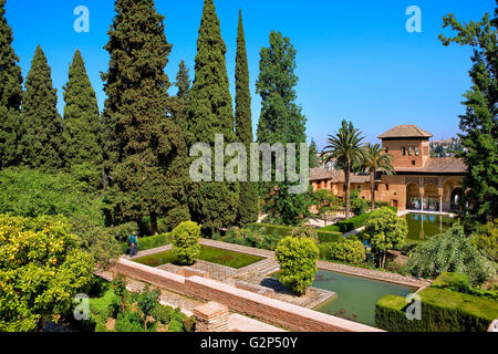 Damen-Turm (Torre de Las Damas) und Gärten des Partal im Alhambra Stockfoto