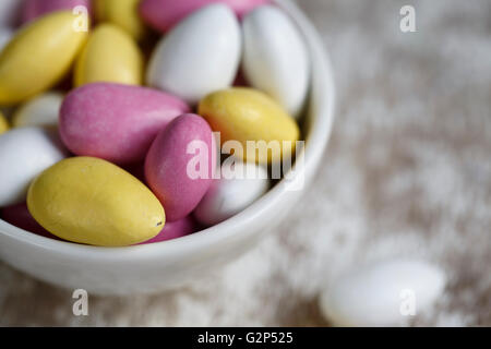 Schale mit hell rosa, gelb und weiß Süßigkeiten bonbons Stockfoto