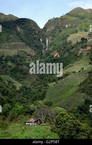 Wasserfall "Chorro Blanco" in Sapalache "Las Huaringas" - HUANCABAMBA... Abteilung von Piura. Peru Stockfoto