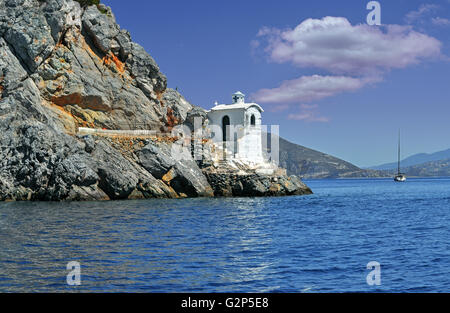 Blick auf die kleine Kapelle des Krasopanagia direkt am Meer auf einer Halbinsel der felsigen Küste von Methana, Saronischen Golf, Griechenland Stockfoto