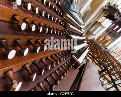 Register und Tastatur von der Orgel in der Kathedrale von Notre Dame von Lausanne in Lausanne, Schweiz. Stockfoto