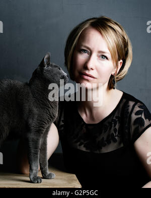 Porträt einer erwachsenen Frau mit ihrem reinrassige Russisch blauenkatze Stockfoto