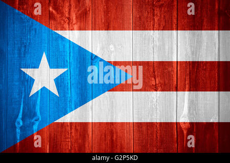 Flagge von Puerto Rico oder Puerto Rican Banner auf hölzernen Hintergrund Stockfoto