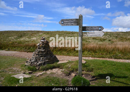 Der Weg-Kreuzung der Pennine Way & Dales Weg Cam Ende, obere Ribblesdale in den Yorkshire Dales, England UK. Stockfoto