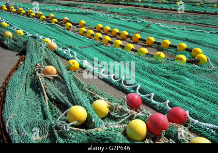 Netze trocknen am Kai, Saint-Guénolé, Finistère, Bretagne, Frankreich Stockfoto