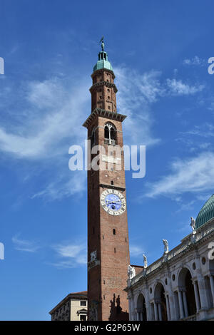 Bissara Turm, Basilica Palladiana alte Belfried und Clock Tower, das höchste Gebäude in der Stadt von Vicenza, mit schönen Himmel Stockfoto