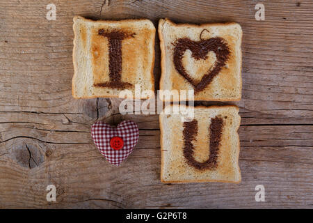 Ich liebe dich gemalt mit Haselnuss-Creme auf weißen Toast-Brot Stockfoto