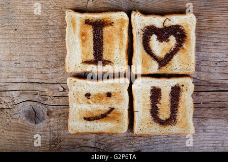 Ich liebe dich gemalt mit Haselnuss-Creme auf weißen Toast-Brot Stockfoto