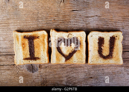 Ich liebe dich gemalt mit Haselnuss-Creme auf weißen Toast-Brot Stockfoto