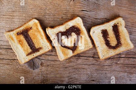 Ich liebe dich gemalt mit Haselnuss-Creme auf weißen Toast-Brot Stockfoto