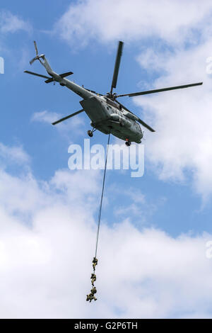 Militärische Spezialeinheiten während des Betriebs mit einem Helikopter Stockfoto