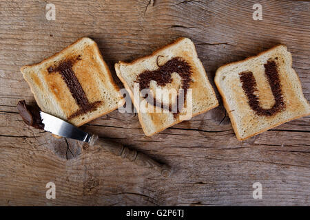 Ich liebe dich gemalt mit Haselnuss-Creme auf weißen Toast-Brot Stockfoto