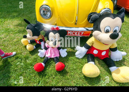 Gelber VW Käfer und mickey Maus Spielzeug Familie Oldtimer Stockfoto